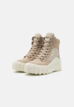 Fila Grungelution Stivaletti Con PlateauFeather Gray/Marshmallow Donna Stivaletti 1FI11A0DG-C11 -Negozio al dettaglio Fila 392e7d0d081a4adab804290f6e7c3ba6 scaled