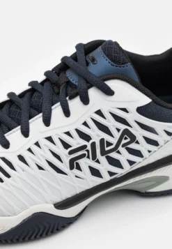 Fila Vicente MenScarpe Da Tennis Per Tutte Le SuperficiWhite/ Anthracite Uomo Scarpe 1FI42A02O-A11 -Negozio al dettaglio Fila 397f70e5a55947bcb38442bdb308121a scaled