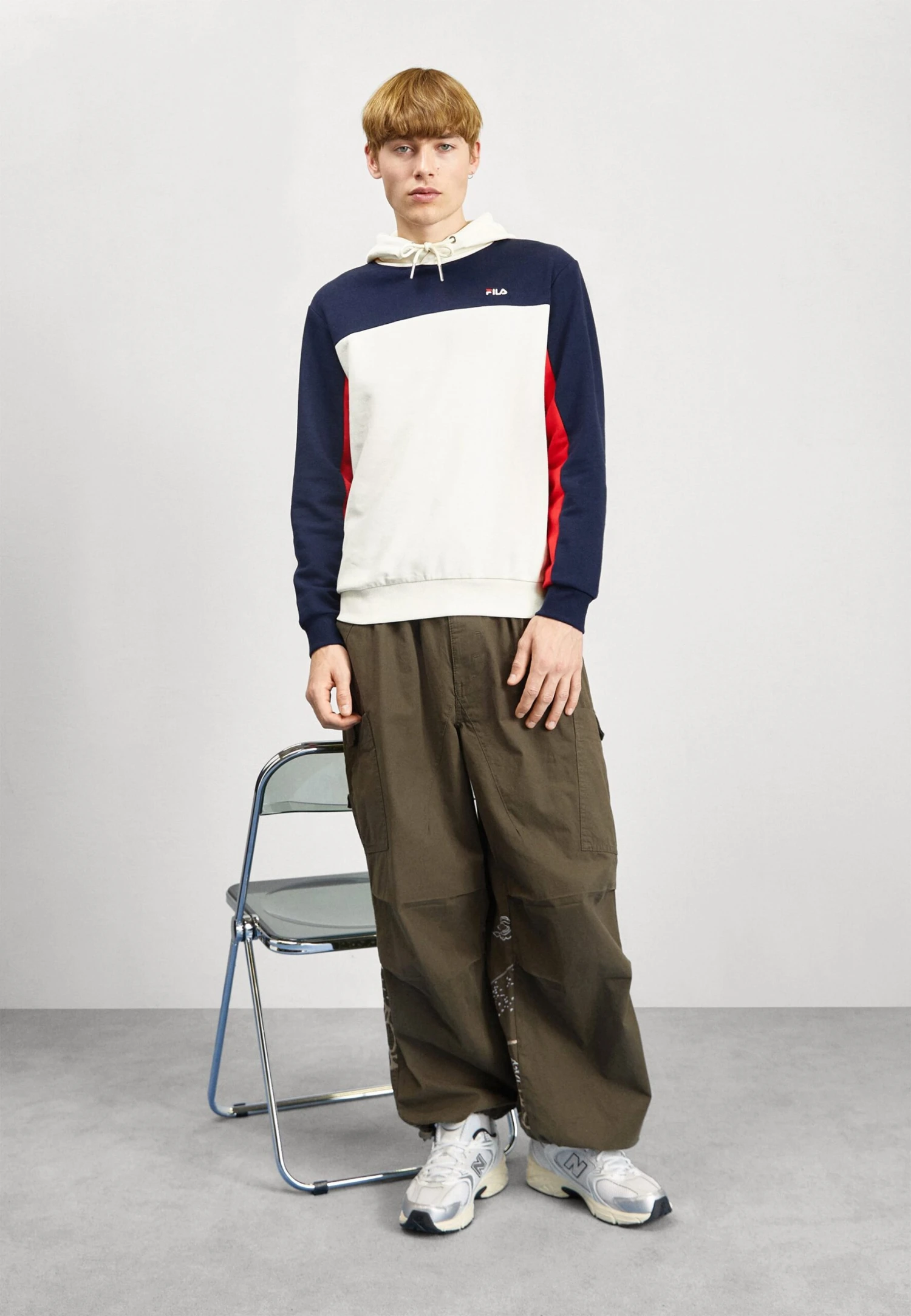 Fila Bramsche HoodyFelpaBlack Iris/Antique White Uomo Maglieria E Felpe 1FI22S070-K11 2 Fila Bramsche HoodyFelpaBlack Iris/Antique White Uomo Maglieria E Felpe 1FI22S070-K11 - immagine 2