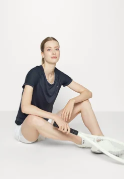 Fila JohannaT-Shirt BasicPeacoat Blue Donna Abbigliamento 1FI41D03C-K11 12 Fila JohannaT-Shirt BasicPeacoat Blue Donna Abbigliamento 1FI41D03C-K11 -Negozio al dettaglio Fila 3b4cdaff7db040db80fa456dadc64d56 scaled