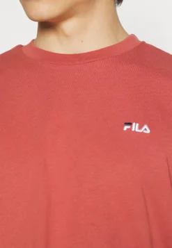 Fila Berloz Tee UnisexT-Shirt BasicMarsala Uomo T-shirt E Polo 1FI22O06S-G11 -Negozio al dettaglio Fila 3bf2837b060249c0a3c0e2055bb847b7 scaled