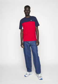 Fila Baunatal TeeT-Shirt Con StampaBlack Iris/True Red Uomo T-shirt E Polo 1FI22O077-K11 -Negozio al dettaglio Fila 3ccf2f6e387b44baacf3d8d62f056f36 scaled