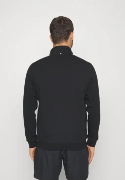 Fila NeilFelpa Con ZipBlack Uomo Maglieria E Felpe 1FI42F01R-Q11 -Negozio al dettaglio Fila 3d091df56bf54ec48397ac0af65c297a scaled