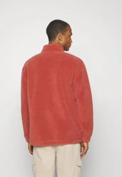 Fila Craon Zip UnisexFelpa In PileMarsala Uomo Maglieria E Felpe 1FI21001B-G11 7 Fila Craon Zip UnisexFelpa In PileMarsala Uomo Maglieria E Felpe 1FI21001B-G11 -Negozio al dettaglio Fila 3e9fd36d2ed34856b9b85df54c4d62f7 scaled