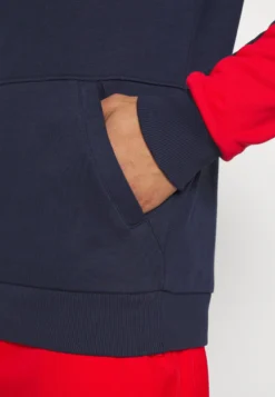 Fila Hoody HayoFelpa Con CappuccioNavy/Red Uomo Maglieria E Felpe 1FI42G02C-K11 -Negozio al dettaglio Fila 3ee6bb22082f4e148a31c2aafd2dc917 scaled