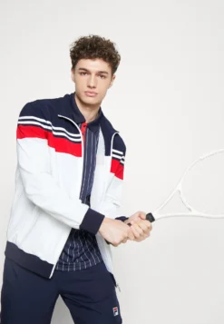 Fila BrunoGiacca SportivaWhite/Red Uomo Pantaloni Sportivi E Joggers 1FI42F01N-A11 9 Fila BrunoGiacca SportivaWhite/Red Uomo Pantaloni Sportivi E Joggers 1FI42F01N-A11 -Negozio al dettaglio Fila 40451c2faa8043d4ae707626d35266a7 scaled