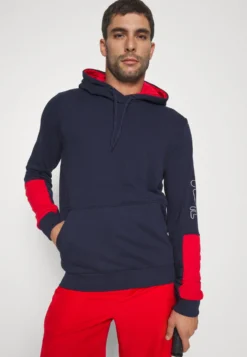 Fila Hoody HayoFelpa Con CappuccioNavy/Red Uomo Maglieria E Felpe 1FI42G02C-K11 -Negozio al dettaglio Fila 4201687616ce4e1893c1b92a6c4040b3 scaled