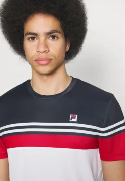 Fila MalteT-Shirt SportWhite/Red Uomo Abbigliamento 1FI42D040-A11 -Negozio al dettaglio Fila 4206d14432bf4fb6b495f7a3775546ee scaled