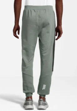 Fila RouvroyPantaloni SportiviDark Forest Uomo Pantaloni 1FI42E03C-M11 -Negozio al dettaglio Fila 427d24dc6a48469e9bfed5449d1d32c6 scaled