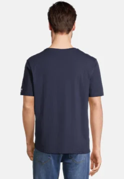 Fila Apparel Burbach T-Shirt Con StampaBlack Iris Uomo T-shirt E Polo 1FI22O07M-K11 -Negozio al dettaglio Fila 42b0820165d84b18867dd04dfb9d04d9 scaled