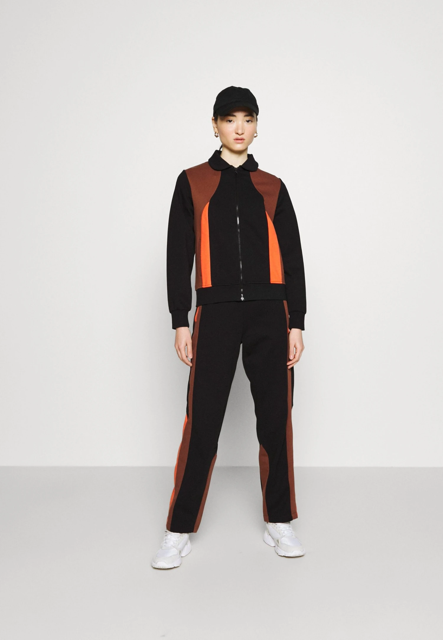 Fila Evonne Track SuitFelpa Con ZipBlack Beauty/Potting Soil Donna Felpe 1FI21G014-Q11 2 Fila Evonne Track SuitFelpa Con ZipBlack Beauty/Potting Soil Donna Felpe 1FI21G014-Q11 - immagine 2