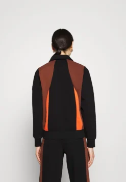 Fila Evonne Track SuitFelpa Con ZipBlack Beauty/Potting Soil Donna Felpe 1FI21G014-Q11 7 Fila Evonne Track SuitFelpa Con ZipBlack Beauty/Potting Soil Donna Felpe 1FI21G014-Q11 -Negozio al dettaglio Fila 447410a7de5c4a0ebbf914f7f49ffeb1 scaled