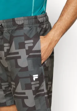 Fila Riwne Regular ShortsPantaloncini SportiviBlack Beauty React Uomo Abbigliamento 1FI42E01X-Q11 9 Fila Riwne Regular ShortsPantaloncini SportiviBlack Beauty React Uomo Abbigliamento 1FI42E01X-Q11 -Negozio al dettaglio Fila 44ca6303908a4588a31a6240a05bda21 scaled