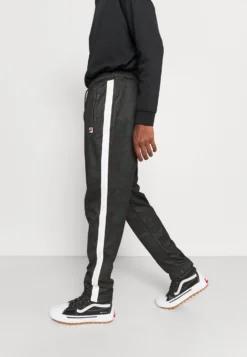 Fila Chas Track PantsPantaloniSycamore Uomo Abbigliamento 1FI22E025-N11 -Negozio al dettaglio Fila 473135f7bbcc4fee9a5335655ce0417c scaled