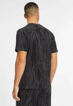 Fila Apparel Bethau TeeT-Shirt Con StampaPhantom Pure Moire Camoflage Aop Uomo T-shirt E Polo 1FI22O07N-Q11 -Negozio al dettaglio Fila 480abc7299c4458bab0dc4aca917794d scaled