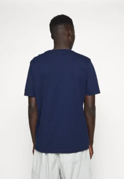 Fila Berling TeeT-Shirt Con StampaBlack Iris Uomo T-shirt E Polo 1FI22O075-K11 -Negozio al dettaglio Fila 48587a66bb9045858b4cc08f646820a8 scaled