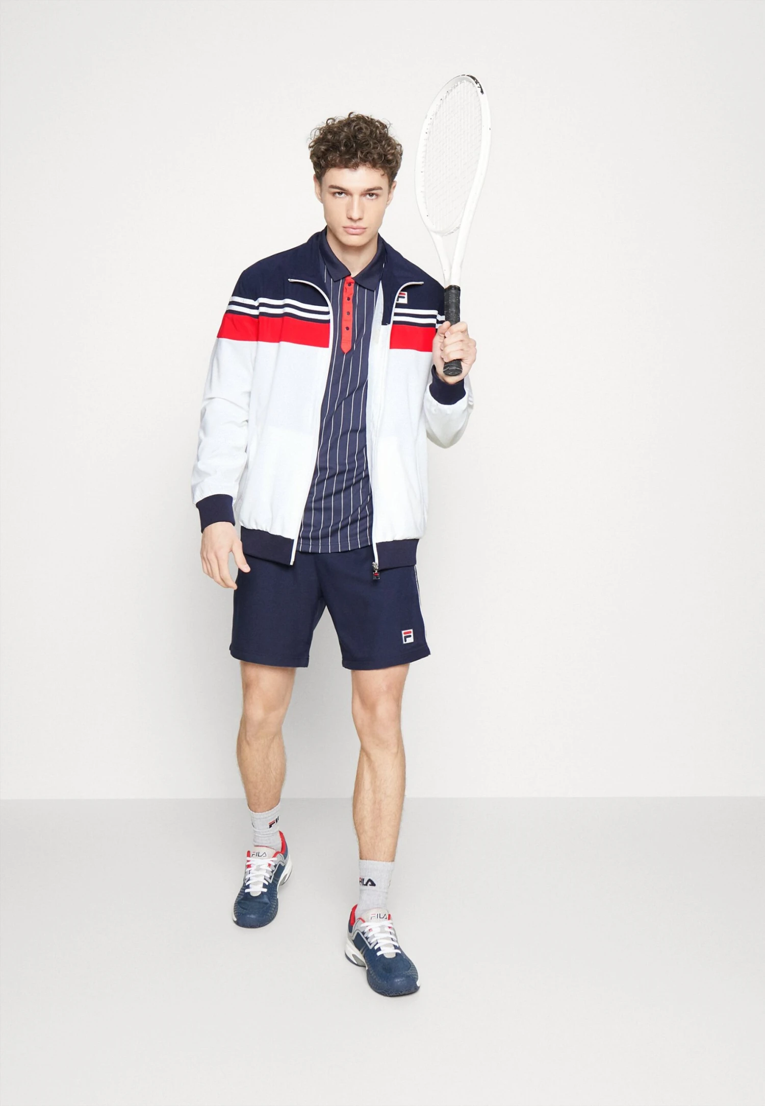 Fila BrunoGiacca SportivaWhite/Red Uomo Pantaloni Sportivi E Joggers 1FI42F01N-A11 2 Fila BrunoGiacca SportivaWhite/Red Uomo Pantaloni Sportivi E Joggers 1FI42F01N-A11 - immagine 2