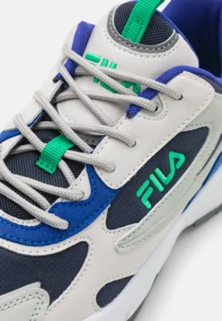 Novarra UnisexSneakers BasseFila Navy/Surf The Web Uomo Sneaker 1FI15O011-C12 -Negozio al dettaglio Fila 4ccc3c027294425fa993e4503ee3abdf scaled