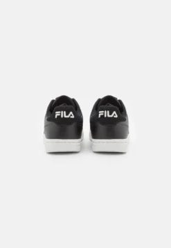 Fila Netforce UnisexSneakers BasseBlack/Gray Violet/White Uomo Sneaker 1FI15O00R-Q12 -Negozio al dettaglio Fila 4d1fd08fe03e4c4dbf80c64067cecd0d scaled