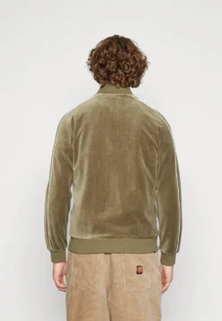 Fila Tegal VelvetGiacca SportivaOlive Night Uomo Pantaloni Sportivi E Joggers 1FI22T04B-N11 11 Fila Tegal VelvetGiacca SportivaOlive Night Uomo Pantaloni Sportivi E Joggers 1FI22T04B-N11 -Negozio al dettaglio Fila 4dd2ba26333642d1a156db9d43fedcb9 scaled