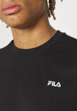 Fila Berloz Tee Unisex - T-Shirt Basic - Black 13 Fila Berloz Tee Unisex - T-Shirt Basic - Black -Negozio al dettaglio Fila 50c3d167458b47bf86f8be57aeb7a1bf scaled