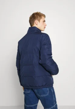 Fila Avventura Puff JacketGiacca InvernaleBlack Iris Uomo Giacche 1FI22T01Z-K11 -Negozio al dettaglio Fila 51002f31ba7d457d866f26f2151eb0e2 scaled