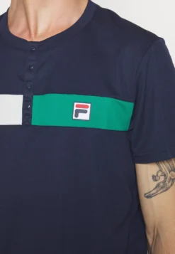 Fila EmilioT-Shirt Con StampaNavy Uomo T-shirt E Polo 1FI42D04N-K11 -Negozio al dettaglio Fila 514a0875243d49efb7aa5fcc4f7a2379 scaled