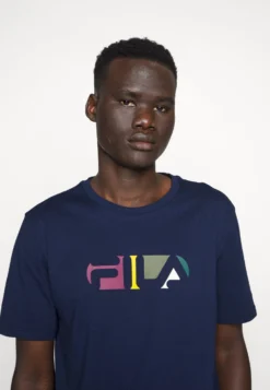 Fila Berling TeeT-Shirt Con StampaBlack Iris Uomo T-shirt E Polo 1FI22O075-K11 -Negozio al dettaglio Fila 523d577ea0274907a073474dff2aa151 scaled