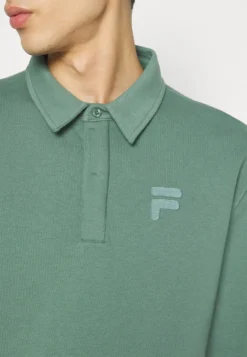 Fila CoursanMaglietta A Manica LungaDark Forest Uomo T-shirt E Polo 1FI22P00U-M11 -Negozio al dettaglio Fila 5410d7bcb9434202a19547ca2a7f0205 scaled