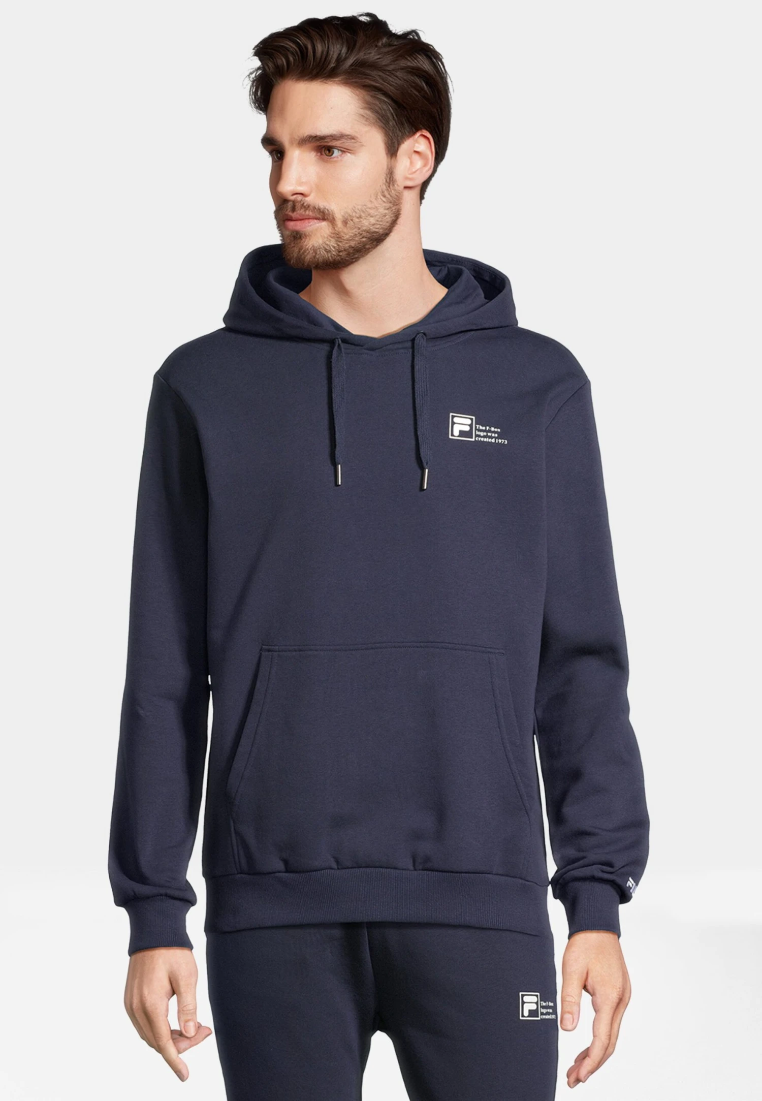 Fila Apparel Balbronn Felpa Con CappuccioBlack Iris Uomo Maglieria E Felpe 1FI22S07K-K11 1 Fila Apparel Balbronn Felpa Con CappuccioBlack Iris Uomo Maglieria E Felpe 1FI22S07K-K11