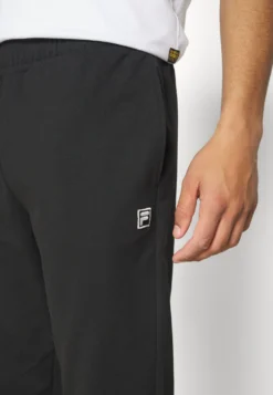 Fila Bottrop Track PantsPantaloni SportiviBlack Uomo Pantaloni Sportivi E Joggers 1FI22E03P-Q11 13 Fila Bottrop Track PantsPantaloni SportiviBlack Uomo Pantaloni Sportivi E Joggers 1FI22E03P-Q11 -Negozio al dettaglio Fila 570b1039bc454ae7b397dd72d64da5bf scaled