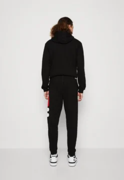 Fila Bronte Pants UnisexPantaloni SportiviBlack Uomo Pantaloni Sportivi E Joggers 1FI210005-Q12 -Negozio al dettaglio Fila 57d60ca998784d8ab7819af398e751bf scaled