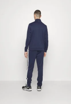 Fila Jacket ElianGiacca SportivaNavy Uomo Abbigliamento 1FI42F01T-K11 -Negozio al dettaglio Fila 57e524f35b8f4b60bca1bc0603f700a5 scaled