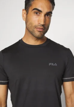 Fila MoritzT-Shirt Con StampaBlack Uomo T-shirt E Polo 1FI42D04L-Q11 9 Fila MoritzT-Shirt Con StampaBlack Uomo T-shirt E Polo 1FI42D04L-Q11 -Negozio al dettaglio Fila 580c90fc56be493cae2ca6522aa5a767 scaled