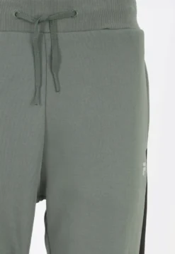 Fila RouvroyPantaloni SportiviDark Forest Uomo Pantaloni 1FI42E03C-M11 -Negozio al dettaglio Fila 585f01ea001948669c34d65e90e4ef82 scaled