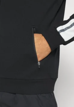 Fila NeilFelpa Con ZipBlack Uomo Maglieria E Felpe 1FI42F01R-Q11 -Negozio al dettaglio Fila 5927f1f1083b4b2d80f2d41a5542a9ed scaled