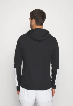 Fila Hoody HayoFelpa Con CappuccioBlack/White Uomo Maglieria E Felpe 1FI42G02C-Q11 -Negozio al dettaglio Fila 594a5209883c4dfab13c6fde73480db8 scaled