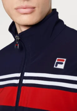 Fila BrunoGiacca SportivaNavy/Red Uomo Pantaloni Sportivi E Joggers 1FI42F01N-K11 -Negozio al dettaglio Fila 59b7b198ac8a452eb19bdab02f57e8ec scaled