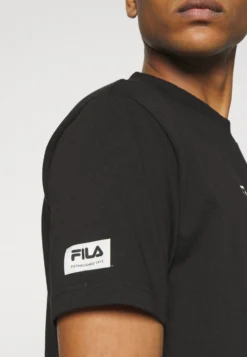 Fila Tripoli UnisexT-Shirt Con StampaBlack Donna T-shirt E Top 1FI210013-Q11 -Negozio al dettaglio Fila 5a6a05fa0bb44af3b9054bd12100df89 scaled