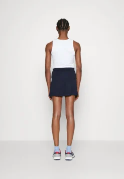 Fila Skort ShivaGonna SportivoNavy Donna Abbigliamento 1FI41B005-K11 -Negozio al dettaglio Fila 5a79a4cff1f945d3add603b85e453496 scaled