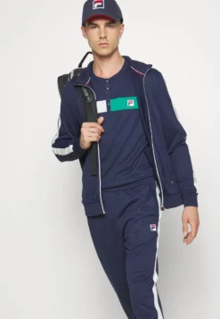 Fila EmilioT-Shirt Con StampaNavy Uomo T-shirt E Polo 1FI42D04N-K11 -Negozio al dettaglio Fila 5ab9a633d14446ddabc1252d2a56fae3 scaled