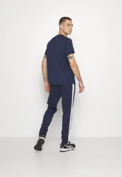 Fila EmilioT-Shirt Con StampaNavy Uomo T-shirt E Polo 1FI42D04N-K11 -Negozio al dettaglio Fila 5b564ea6230c4c3a99c294f3f1dbeaf7 scaled