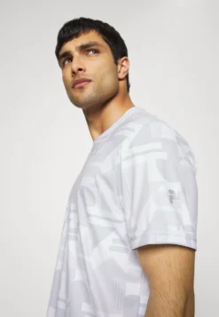 Fila Recanti Regular TeeT-Shirt Con StampaWhite Uomo T-shirt E Polo 1FI42D03H-A11 -Negozio al dettaglio Fila 5baff405296b4dfc98a5a130081a7931 scaled
