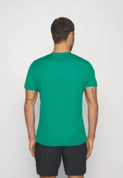 Fila Logo SmallT-Shirt BasicUltramarine Green Uomo T-shirt E Polo 1FI42D03V-M11 -Negozio al dettaglio Fila 5e4a4f99f6294d11a08bfc72eca36954 scaled