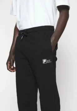 Fila Balbronn PantsPantaloni SportiviBlack Uomo Pantaloni 1FI22E03W-Q11 -Negozio al dettaglio Fila 5ecffcc10ea94eecaa94fb600add936d scaled