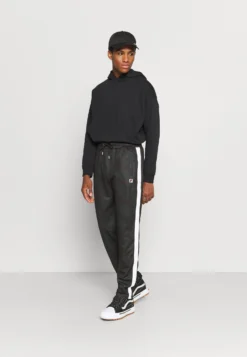 Fila Chas Track PantsPantaloniSycamore Uomo Abbigliamento 1FI22E025-N11 -Negozio al dettaglio Fila 5ef81895025b4e8d93979d107ca2c310 scaled