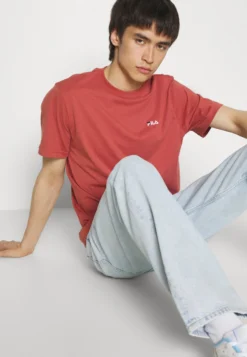 Fila Berloz Tee UnisexT-Shirt BasicMarsala Uomo T-shirt E Polo 1FI22O06S-G11 -Negozio al dettaglio Fila 60ac317fa3bc40c186f3042c431291dd scaled