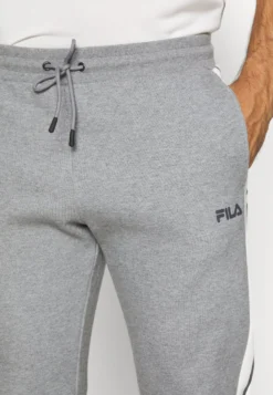 Fila MarekPantaloni SportiviDark Grey Melange Uomo Abbigliamento 1FI42E038-C11 -Negozio al dettaglio Fila 6181c5503e1741829c6b1977fbbf346e scaled