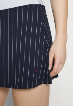 Fila Skort AnnaGonna SportivoNavy/White Donna Abbigliamento 1FI41M00L-K15 -Negozio al dettaglio Fila 618a87a71661456d814c06d2d0bb89c2 scaled