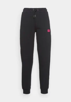 Fila Bozen PantsPantaloni SportiviBlack Beauty Donna Pantaloni 1FI21A02G-Q11 -Negozio al dettaglio Fila 622face0b6484480bc6460f7dab748bc scaled